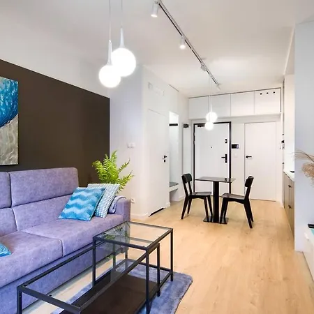 Modern Next To Train Station Cracóvia