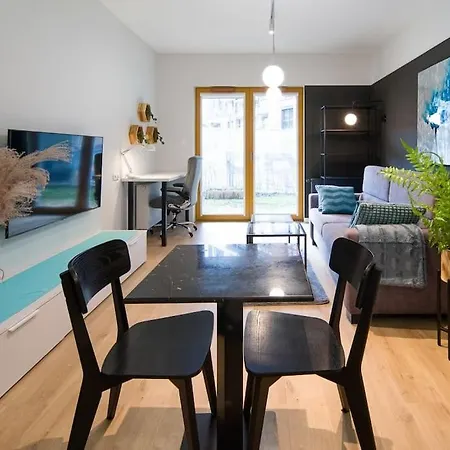 Modern Next To Train Station דירה